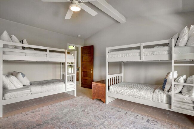 Building Photo - 13014 Schoolhouse Dr