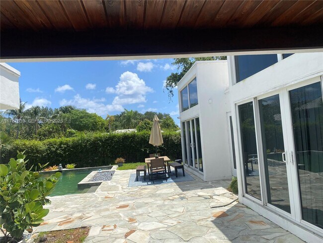 Building Photo - 4050 NE 25th Ave