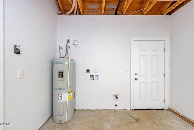 Building Photo - 1051/A/