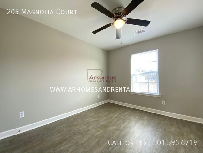 Building Photo - 205 Magnolia Cr