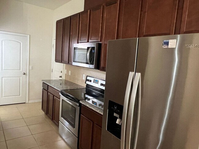 Building Photo - 5 Bedroom 4 Bathroom Family Home at Windst...