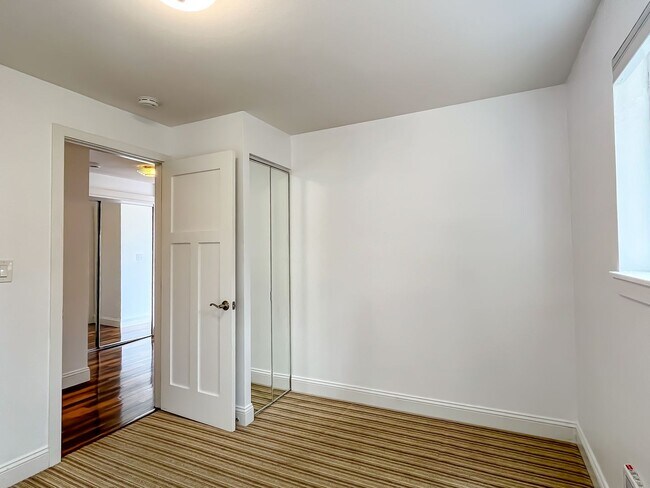 Building Photo - Waterfront 2bd/1bth Condo Downtown Kirklan...