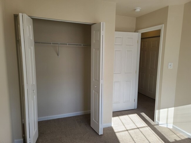 Building Photo - 3 Bedroom 2 1/2 bath ** End Unit** Townhome for Rent in Waynesboro