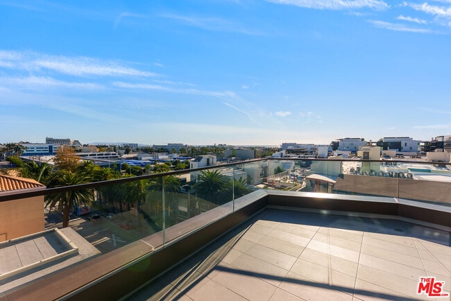 Building Photo - 700 Broadway