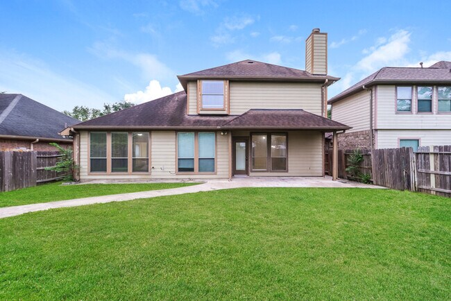 Building Photo - Spacious 4-Bedroom