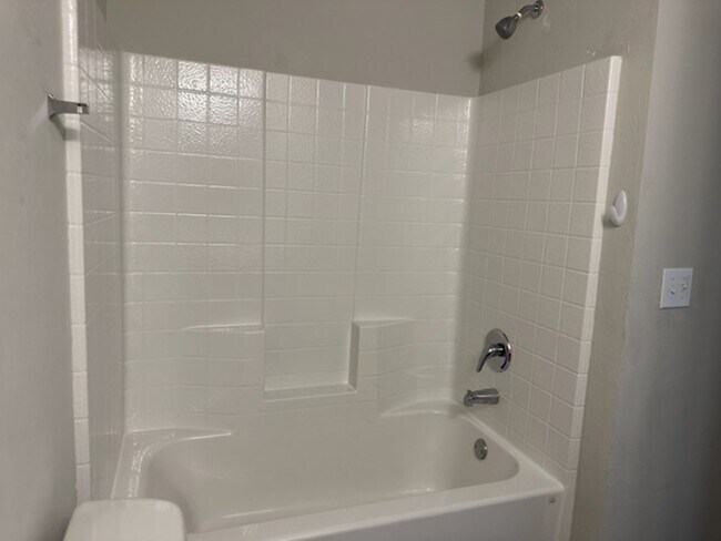 Building Photo - Newer 3 Bedroom/2 Bath Home in Newcastle -...