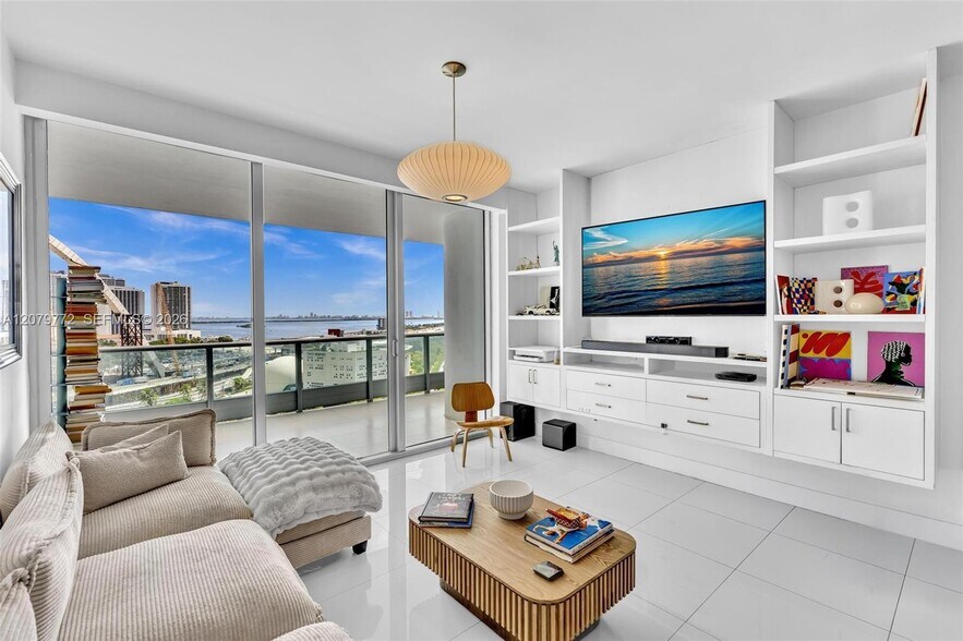 Building Photo - 900 Biscayne Blvd