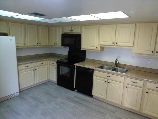 Building Photo - 60 Iris Pl