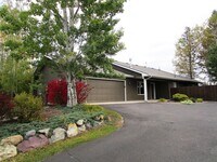 Building Photo - 2 bedroom Townhome close to Whitefish Lake...