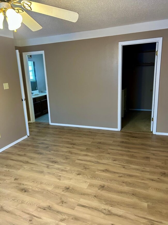 Building Photo - 613 E 16th St