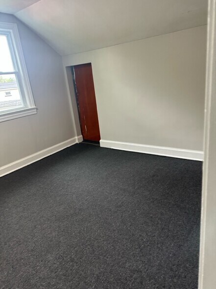 Building Photo - 255 Blakeslee St