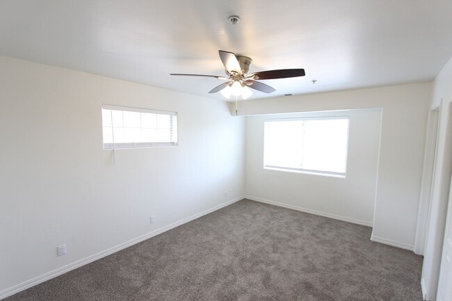 Building Photo - $500 Move-In Special | Spacious End-Unit Townhome in Village at Elk Run