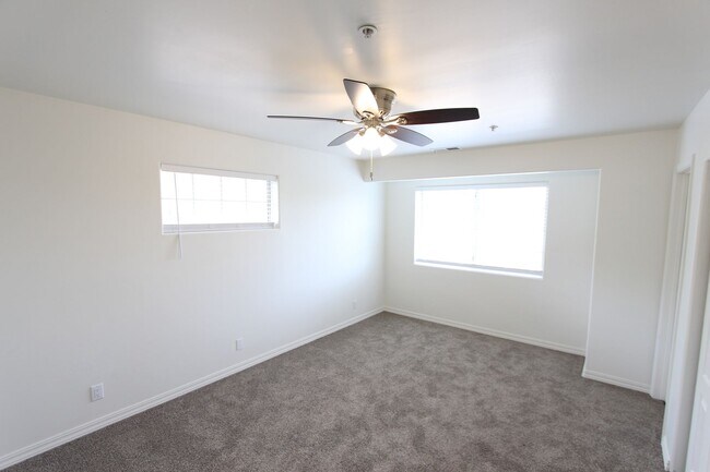 Building Photo - Remodeled End-Unit Townhome in Village at Elk Run | 3BR + 2-Car Garage