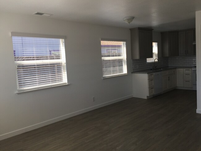 Building Photo - Mid Town Petaluma 3 bedroom 2 bath Gorgeou...