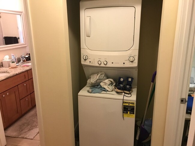 Building Photo - 445 McCauley St