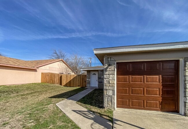 Building Photo - 2208 Shoemaker Dr