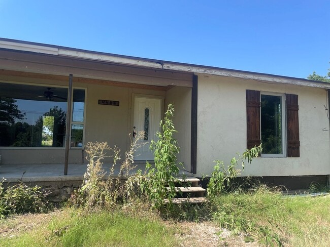 Building Photo - 4 Bedroom, 2 Bathroom Home w/ Bonus Room