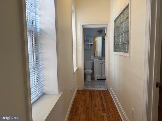 Building Photo - 922 S 49th St