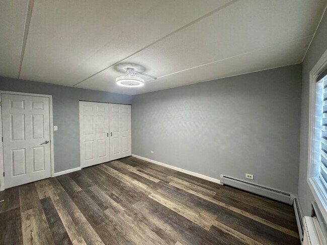 Building Photo - 270 Shorewood Dr