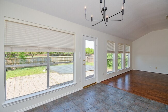 Building Photo - 3815 Summerfield Dr