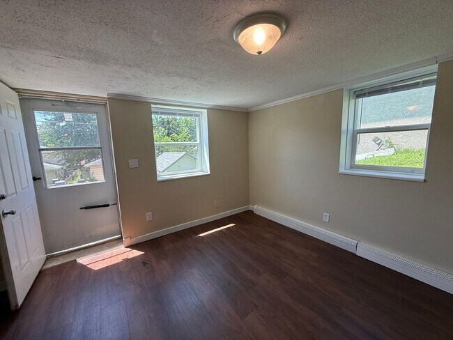 Building Photo - 560-562 37th Ave NE