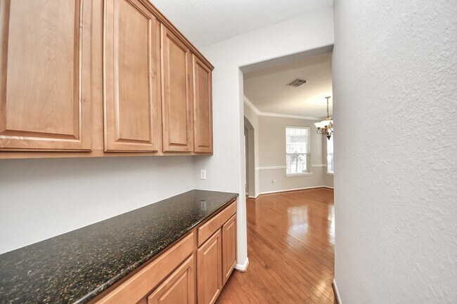 Building Photo - 4422 Roundtree Ln