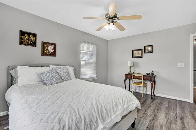 Building Photo - 4 Bedroom 2.5 Bathroom