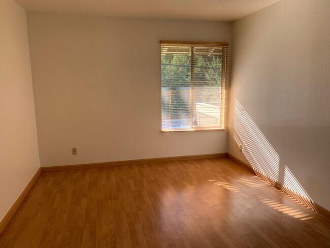 Building Photo - 1 Bedroom Condo Near Downtown WC