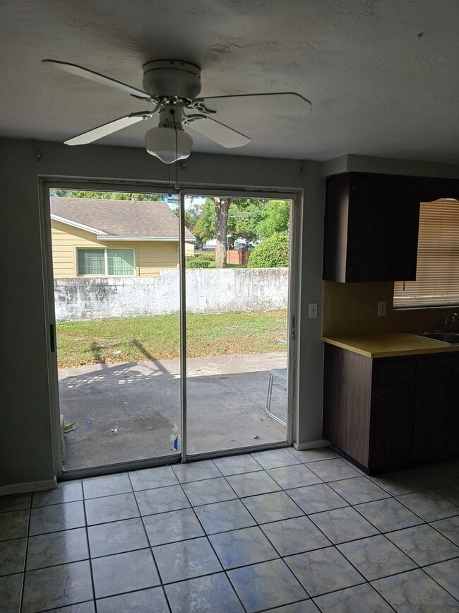 Building Photo - Updated 2 Bed / 2 Bath Home for Rent – Near Downtown New Port Richey