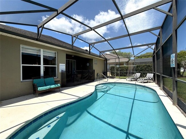 Building Photo - 8127 Fan Palm Way