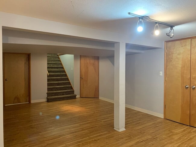 Building Photo - O1100-1106