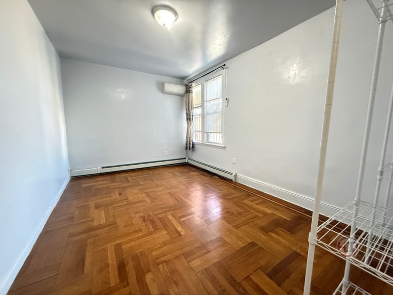 Building Photo - 2889 E 195th St