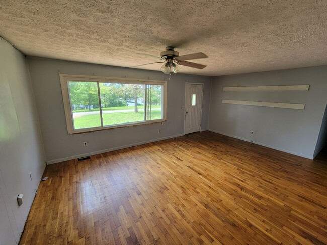 Building Photo - 4 Bed, 1.5 Bath in Sparta for Rent!