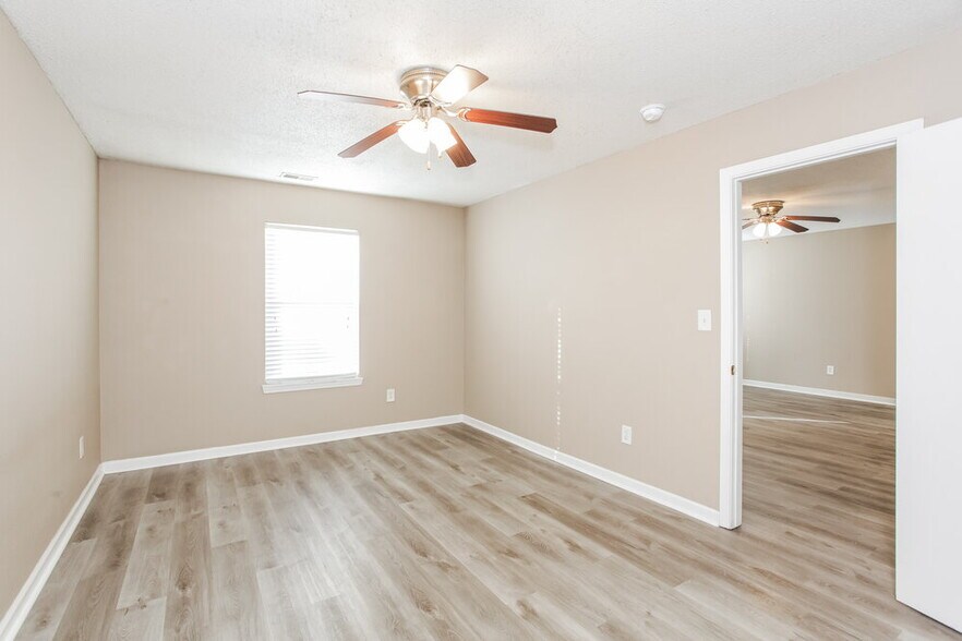 Building Photo - 7621 Blue Willow Dr