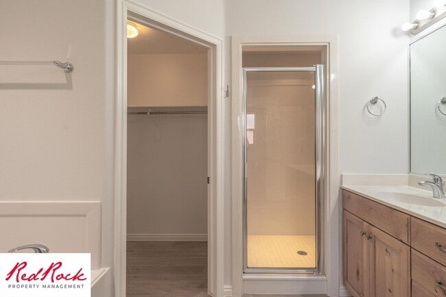 Building Photo - 4 Bedroom in Amber Estates - Newer LVP Flooring throughout home!