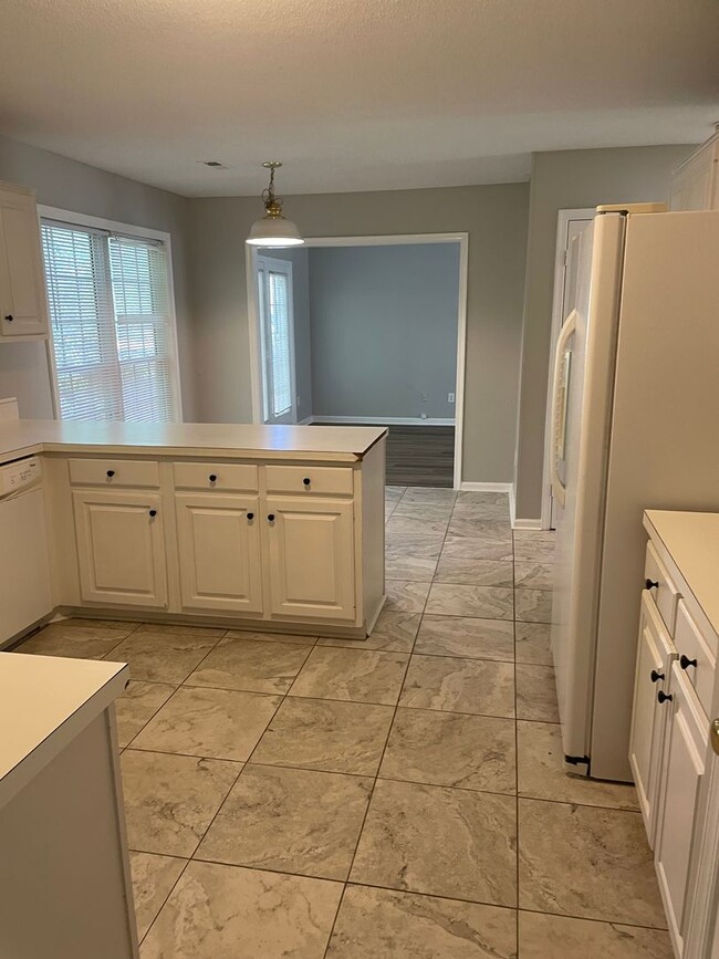 Building Photo - Renovated 3 Bedroom Off Groometown Road