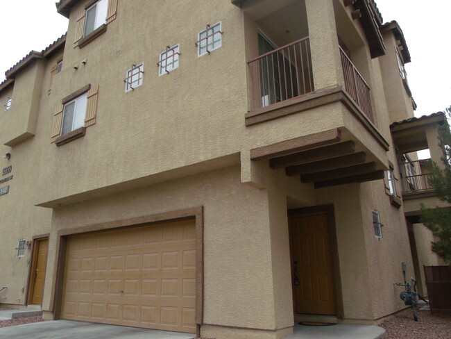 Building Photo - Townhome with Two Car Attached Garage/Gate...