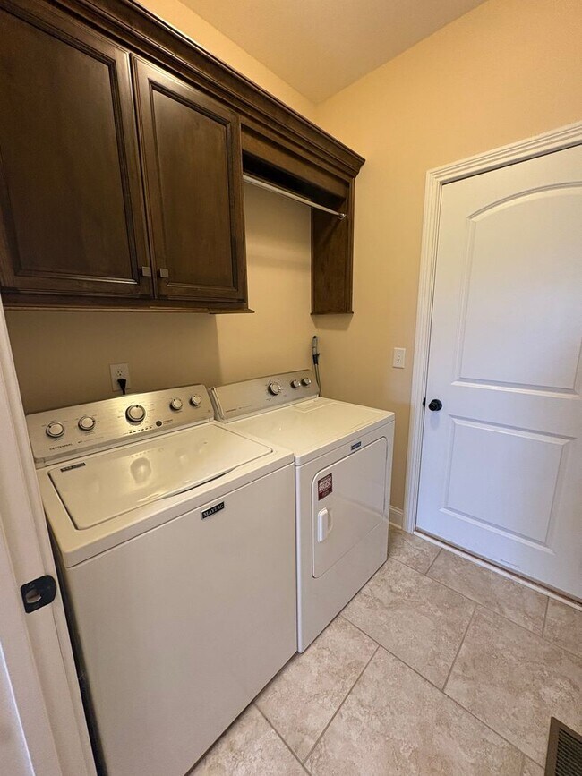 Building Photo - 3020 Equestrian Ct