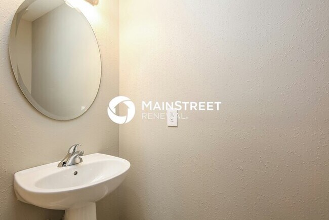 Building Photo - 4 Bedroom Pet-Friendly Home in Greensboro, NC with Main Street Renewal