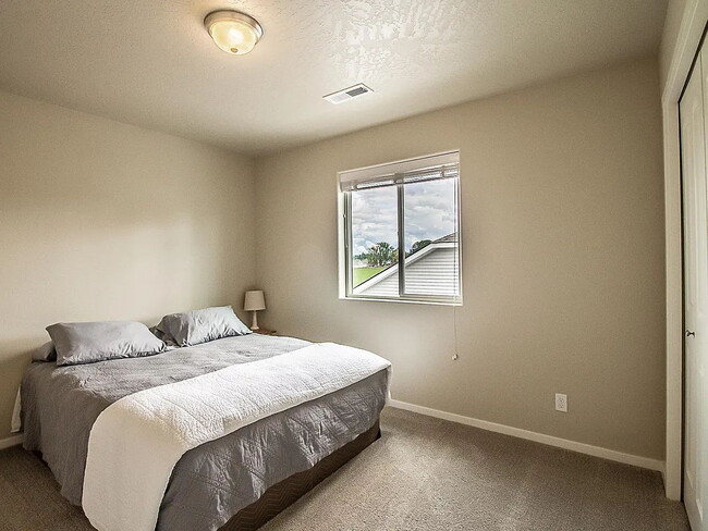 Building Photo - Beautiful 4BR, 2.5BTH, 3-Story Home in Post Falls