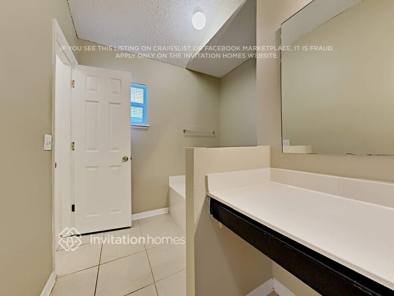 Building Photo - 1710 W Marshall Lake Dr