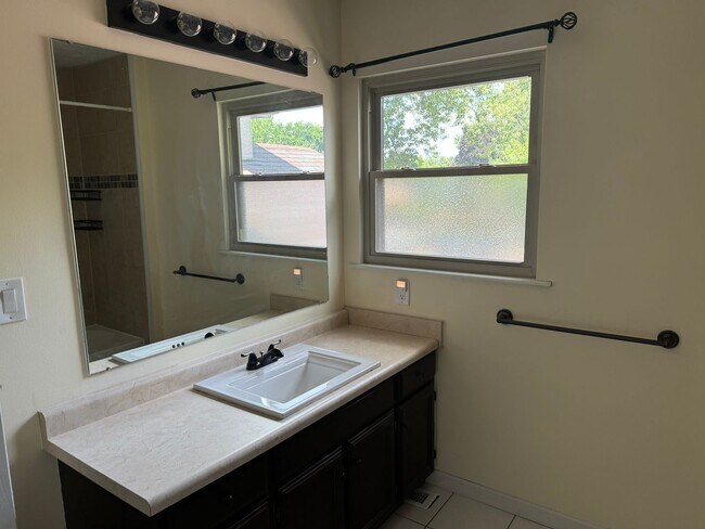 Building Photo - 2 Bedroom, 2.5 Bathroom Half Double in Dublin, OH