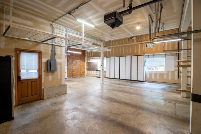 Building Photo - 4bd/2.5ba Redmond Home