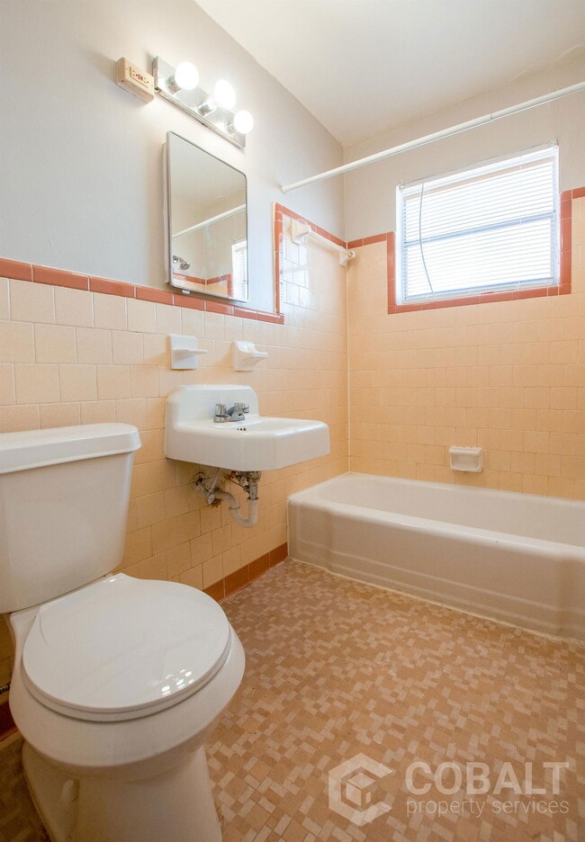 Building Photo - 896 Greenwood Ave NE