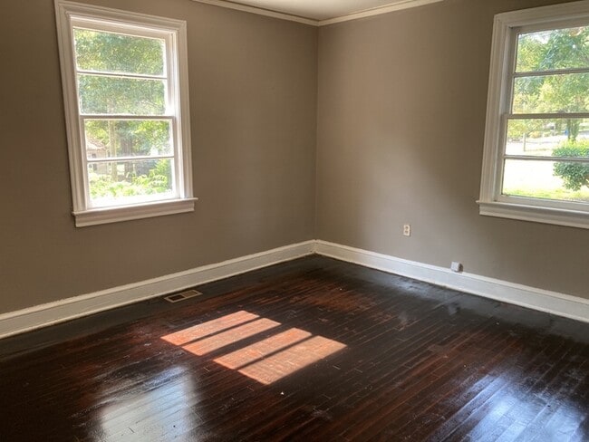 Building Photo - 3 Bedroom 1 Bathroom