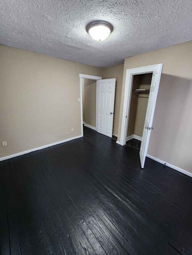 Building Photo - SOUTHSIDE TWO BEDROOM DUPLEX WITH LARGE BACK YARD
