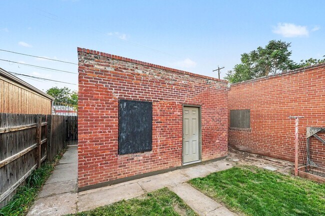 Building Photo - 825 Fox St