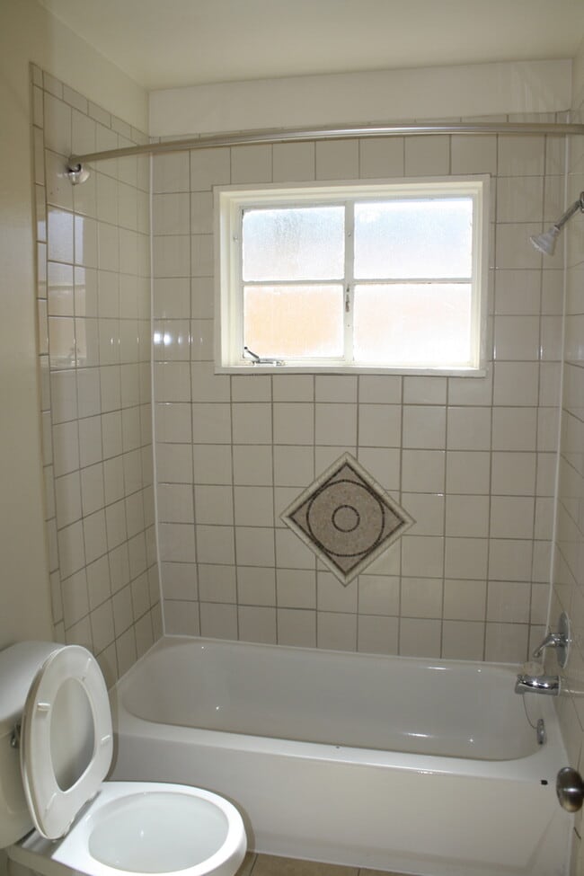 Building Photo - Newly Remodeled Triplex with Garage Parking!