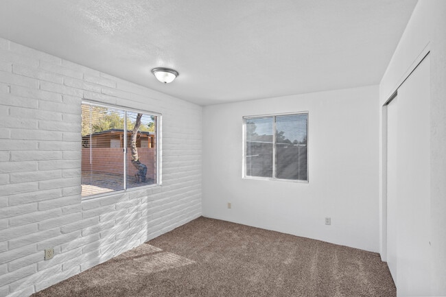 Building Photo - 4535 E Bellevue St