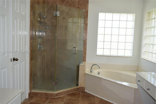 Building Photo - 991 Crestview Cir